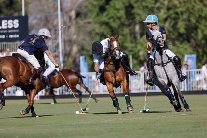 Juan Martín Nero defiende contra Hilario Ulloa, de La Hache, ante Adolfo "Poroto" Cambiaso, en la final del Abierto de Hurlingham ganada por La Dolfina este sábado.
