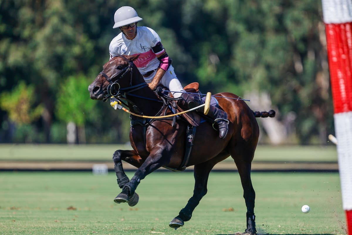 Juan Martín Nero ejecuta un cogote en el triunfo de Trenque Lauquen-La Fe en la primera jornada de la rueda final por la Copa República Argentina; el back prestigia el Campeonato Nacional, como muchas otras figuras inusualmente participantes este año.