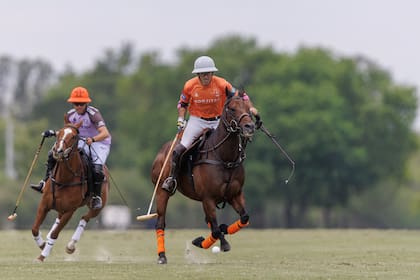 Juan Martín Nero jugó como back ante la ausencia de Stirling; atrás, Victorino Ruiz Jorba