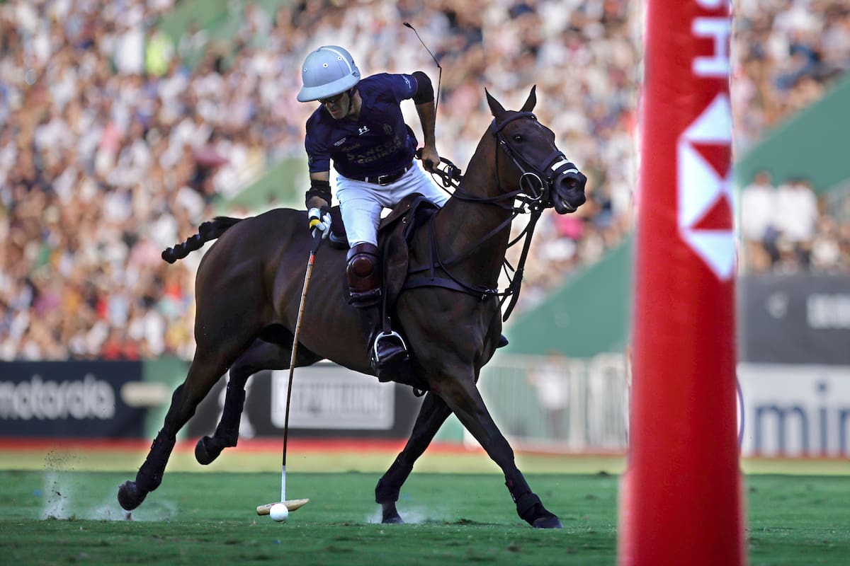 Juan Martín Nero se encamina a los mimbres para uno de sus cinco goles en la final
