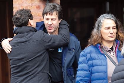 Juan Martín, uno de los tres hijos del actor, recibiendo las condolencias el domingo pasado