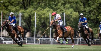 Juan Martín Zavaleta ataca entre Facundo Fernández Llorente y Pablo Mac Donough, en la soleada y muy calurosa tarde en la cancha 2.