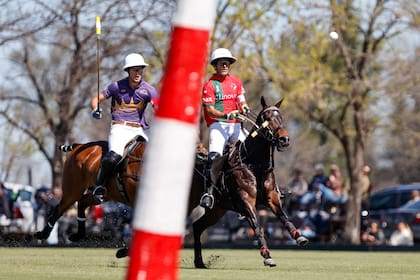 Juan Martín Zubía a la carrera con Pablo Mac Donough, que sujeta; el número 3 de La Irenita-La Hache jugó bastante adelantado en un equipo que quedó en deuda.