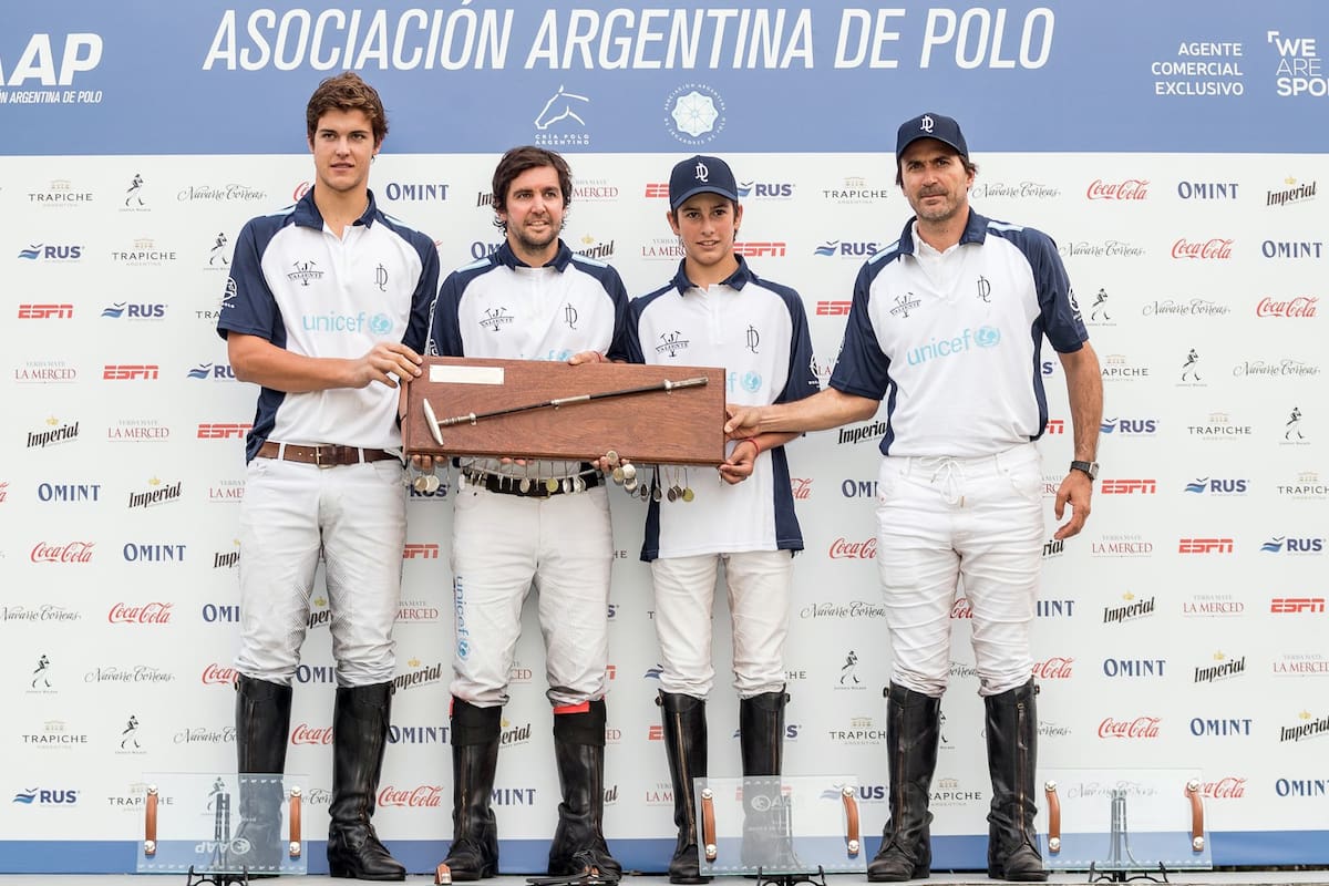 Juan Martín Zubía, Diego Cavanagh, Adolfo Cambiaso VII y Adolfo Cambiaso VI: La Dolfina es el campeón del Abierto de San Jorge y sostiene el trofeo Duque de Edimburgo en Palermo.
