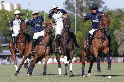 Juan Martín Zubía, Diego Cavanagh, Facundo Fernández Llorente y Alejo Taranco, en plena acción en la cancha 1 de Palermo.