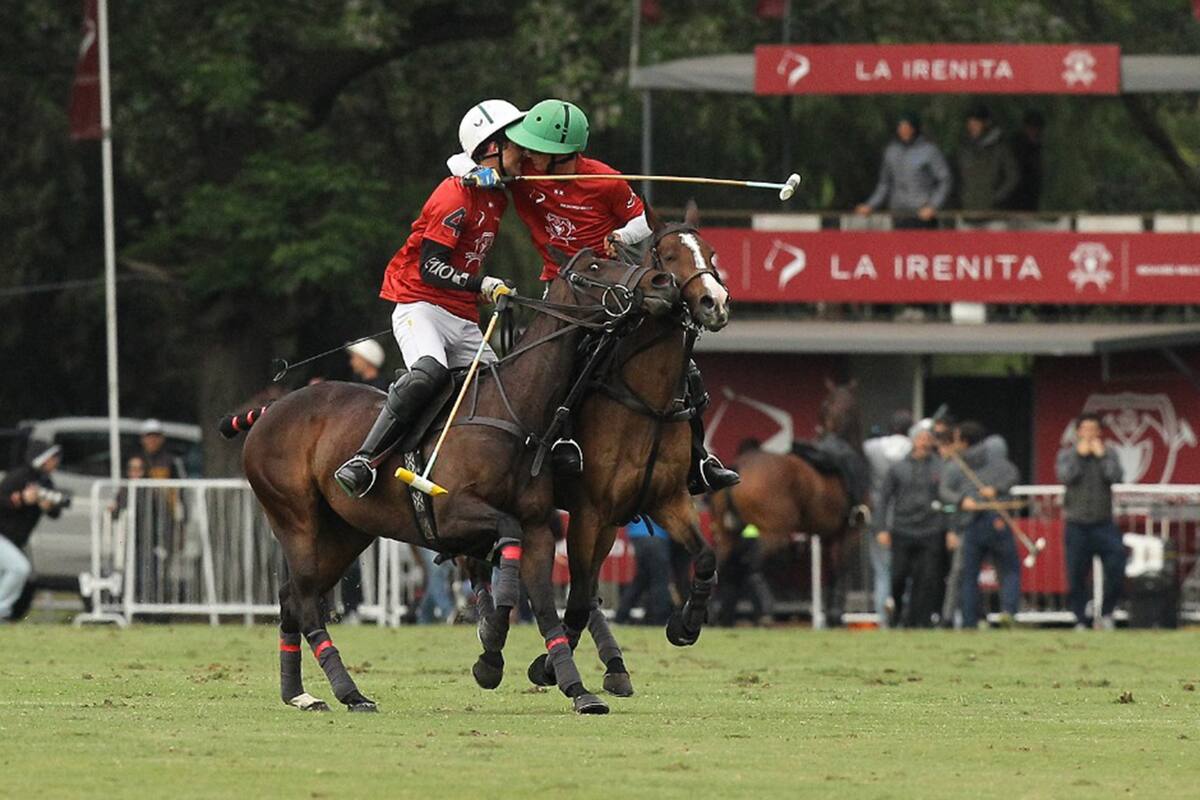 Juan Martín Zubía y Juan Britos celebran el golpe en el tablero que dio La Irenita: tumbó a La Natividad, que venía de ganar los últimos tres torneos de Triple Corona, y es finalista del Abierto de Hurlingham.