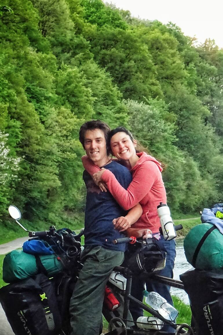 Juan Martínez Tanoira y Lucía Mc Cormick junto a su bicileta Tándem