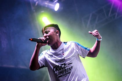 Juan Matías Varela, conocido como Dozer, encontró en el rap un modo de sobrevivir al hostigamiento