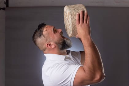 Juan Mendoza y su queso gorgonzola Stracco, con el que obtuvo la medalla de Plata en el World Cheese Awards, en Oviedo, España