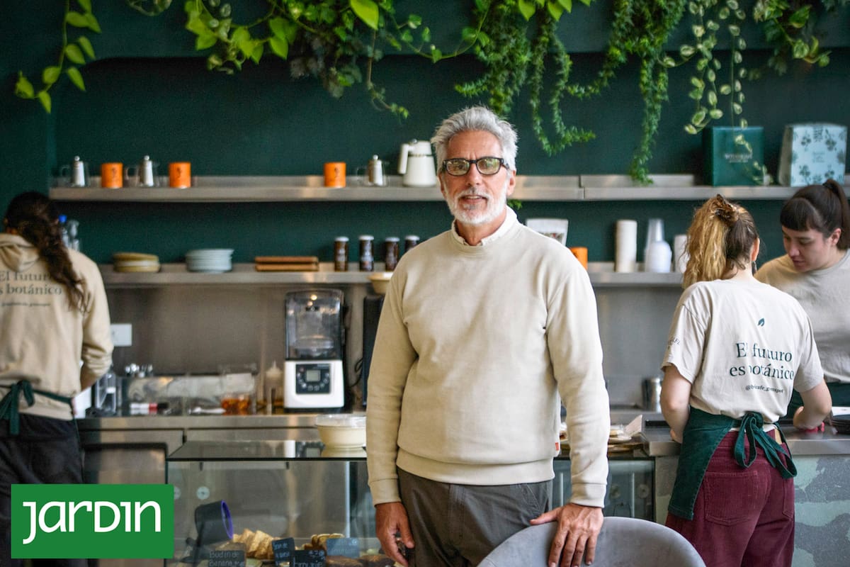 Juan Miceli en su café, un espacio que mezcla paisajismo, diseño y cultura botánica