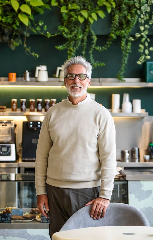 Juan Miceli en su café, un espacio que mezcla paisajismo, diseño y cultura botánica