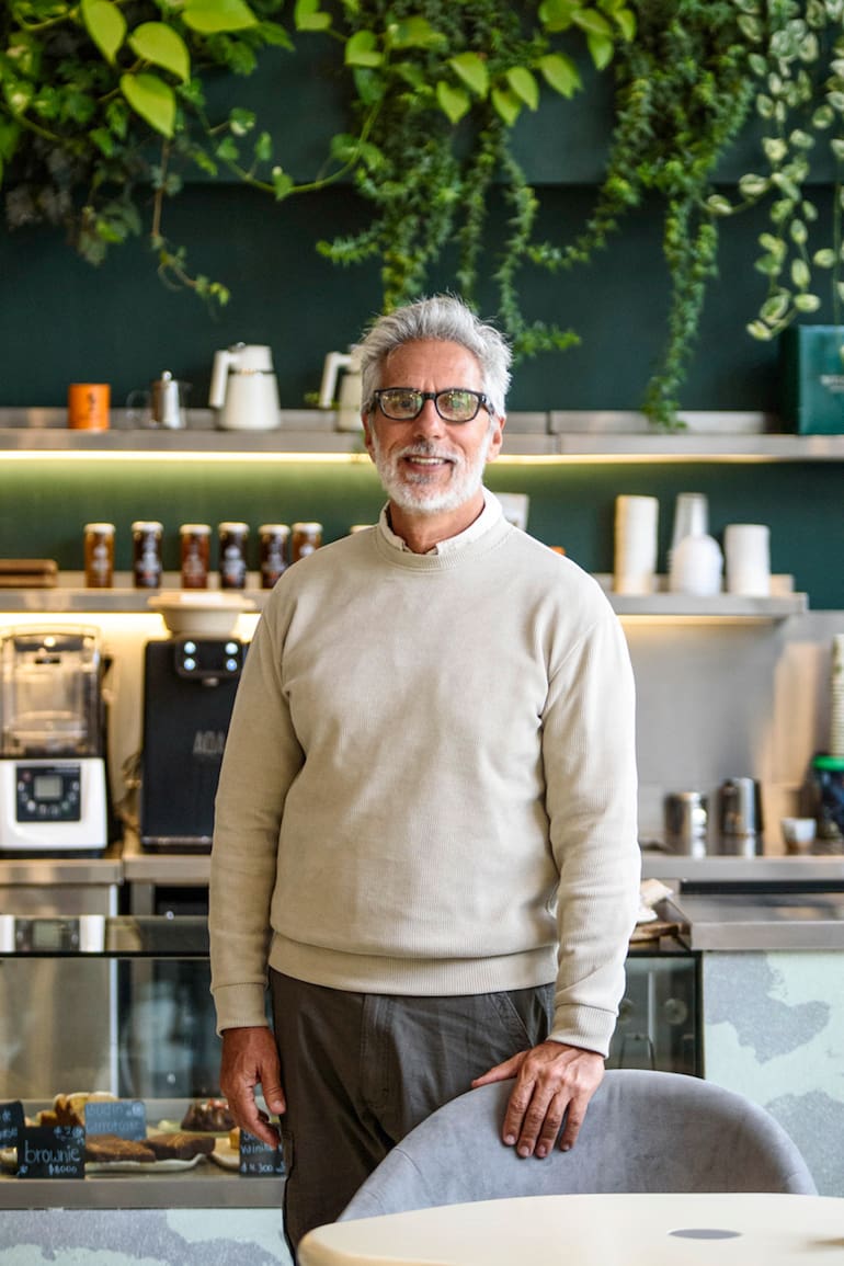 Juan Miceli en su café, un espacio que mezcla paisajismo, diseño y cultura botánica