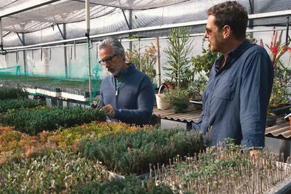 Juan Miceli junto a Ignacio Van Heden, en su vivero familiar, en uno de los capítulos de "Jardines para Disfrutar", por canal MásChic.