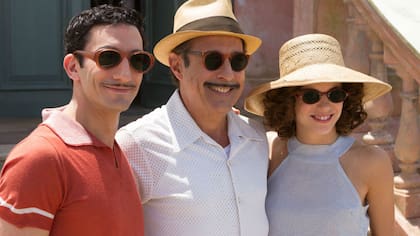 Juan Minujín, Guillermo Francella y Justina Bustos, en el fin del rodaje de Los que aman odian