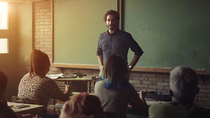 Juan Minujín interpreta a Lucio en El Suplente. (Captura Netflix)