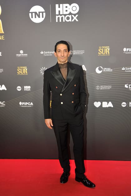 Juan Minujín optó por un traje de doble abotonadura y una polera transparente de Rouse Lasserre. "Me tiré el pelo para atrás porque estoy filmando y lo tengo largo", contó el actor sobre su peinado con gel