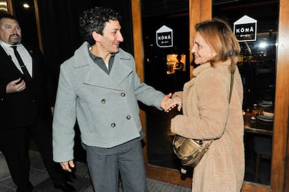Juan Minujín recibió con un abrazo a la consagrada actriz. Ambos integran el elenco de la nueva comedia negra dirigida por Ariel Winograd, basada en el film británico de 2007, Muerte en un funeral
