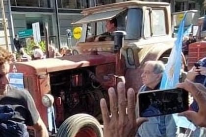 Juan Monin en un tractor rumbo a Plaza de Mayo en abril de 2022