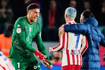 Juan Musso celebra la clasificación del Atlético de Madrid junto a Antoine Griezmann