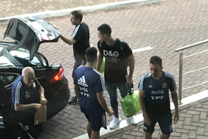 Juan Musso, el reemplazante de Esteban Andrada, llega al hotel del seleccionado en Salvador de Bahía.