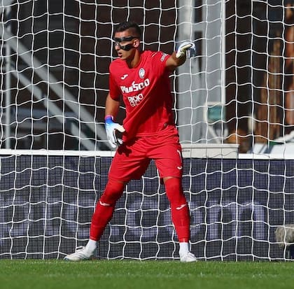 Juan Musso volvió a atajar en Atalanta con una máscara protectora
