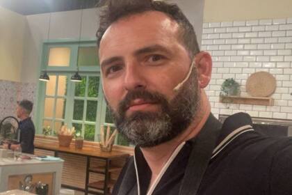 Juan Navarro es segunda generación de la familia que maneja la churrería El Topo y además se encarga las redes de la empresa