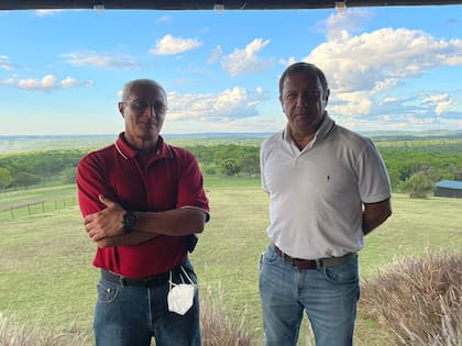 Juan Nazer (remera blanca) junto a un amigo en Cabaña La Armonía, que tiene un restaurante especializado en cordero con una espléndida vista a las sierras del Sur de Misiones
