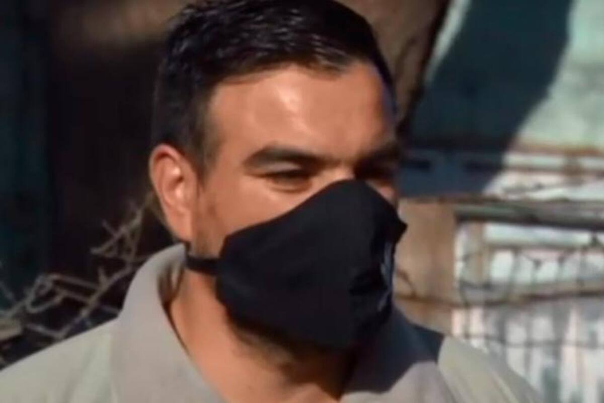 Juan Nievas es albañil y ofrece su trabajo a cambio de una computadora para que su hija pueda estudiar