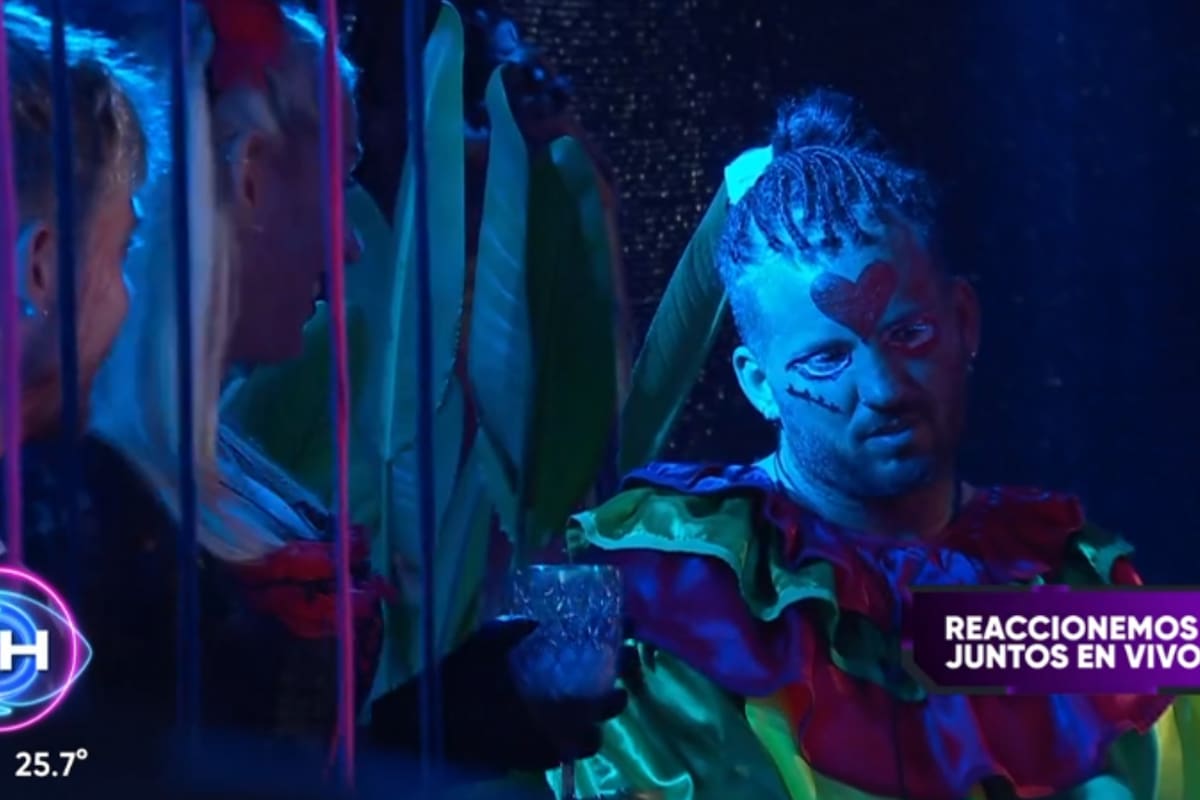 Juan no la pasa bien ni en la fiesta de disfraces de Halloween que preparó Gran Hermano (Captura de TV)