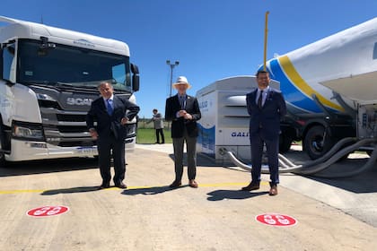Juan Ojanguren (Galileo Technologies), Juan Carlos López Mena (Buquebus) y Andrés Leonard (Scania) presentaron dos nuevos generadores a gas natural, un surtidor de gas natural líquido (GNL) y dos camiones propulsados por este tipo de energía.