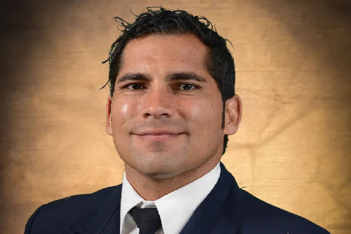Juan Omar Chaidez, bombero y paramédico latino, fue deportado como desaparecido este sábado mientras navegaba en kayak