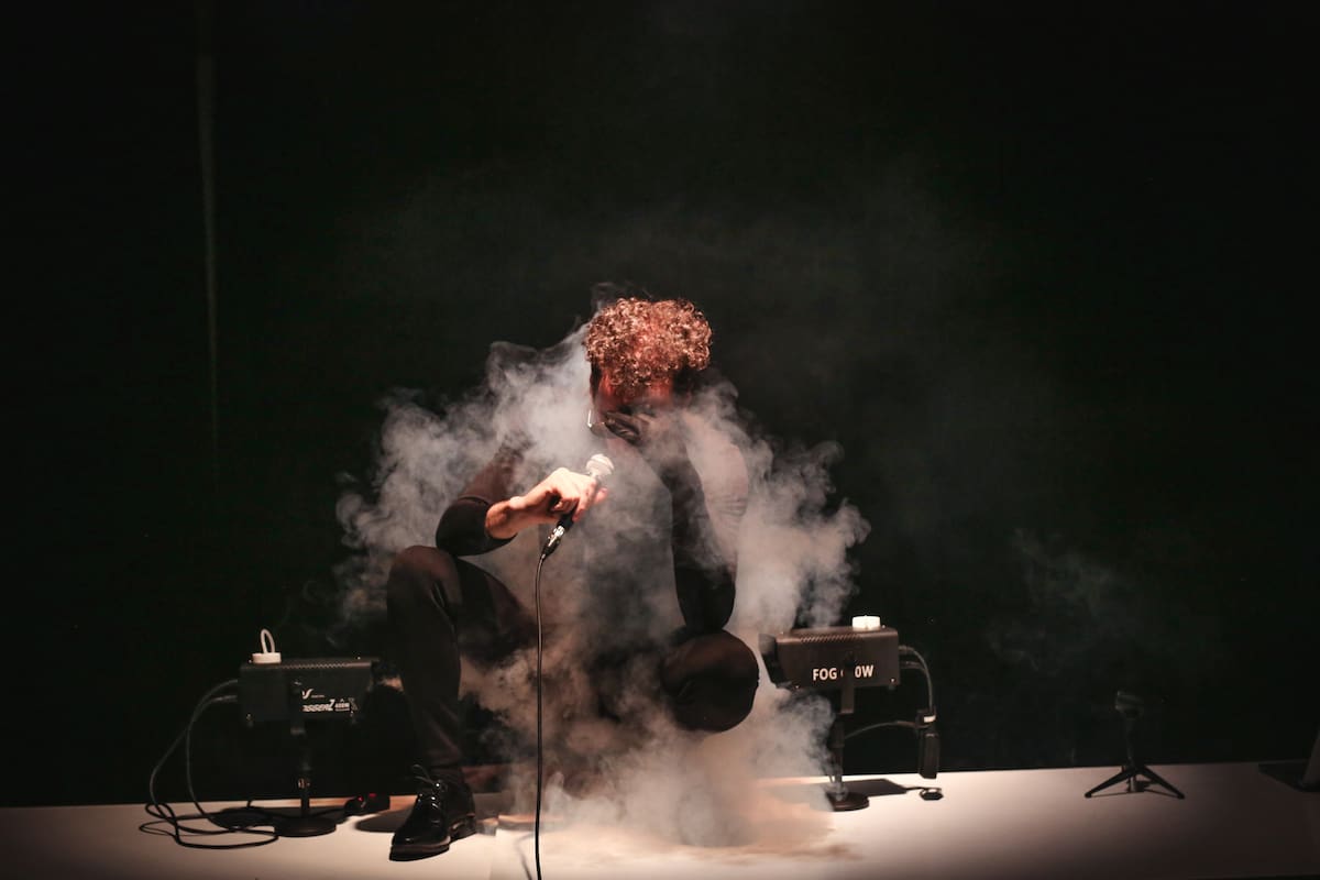 Juan Onofri en la obra "Vendo humo"