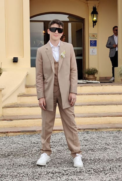 Juan Otero, el segundo hijo de la actriz, vestido para la boda de su madre con Ramiro Ponce de León