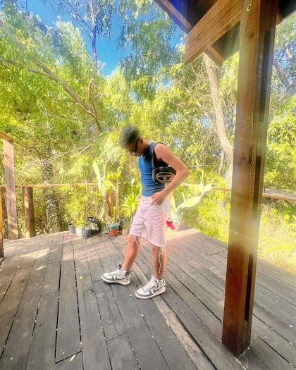 Juan Otero posó con su mini bag italiana en el Delta del Tigre