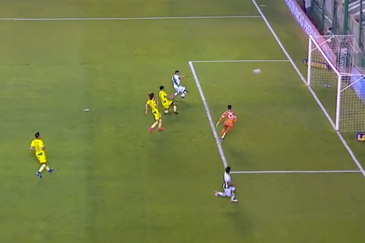 Juan Pablo Álvarez acaba de rematar con el arco vacío; la pelota dará en el travesaño y será el blooper del partido que Banfield perdió por 2-0 con Aldosivi, por la Liga Profesional.