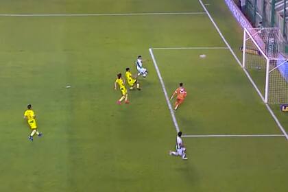 Juan Pablo Álvarez acaba de rematar con el arco vacío; la pelota dará en el travesaño y será el blooper del partido que Banfield perdió por 2-0 con Aldosivi, por la Liga Profesional.