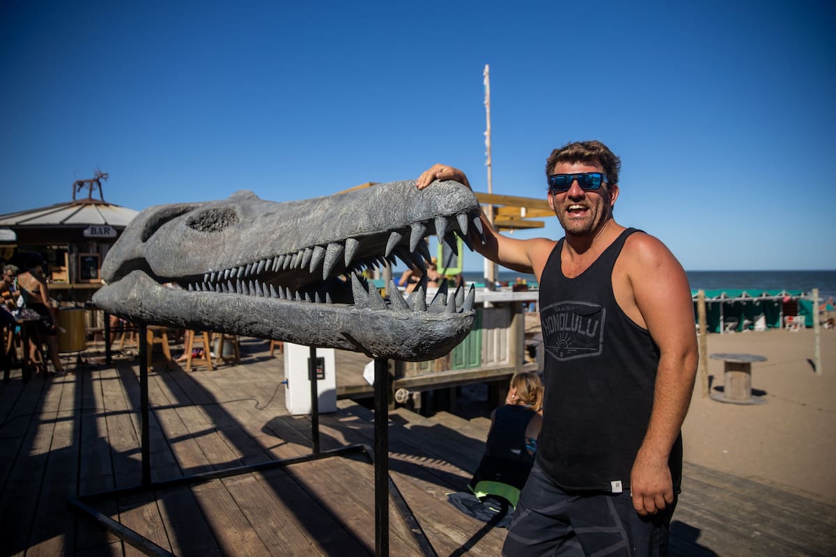 Juan Pablo Ayciriex junto a una de las obras de palioarte que ya se exhiben en su parador que contará con otras réplicas de animales prehistóricos