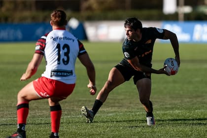 Juan Pablo Castro, con la posesión del balón; Jaguares y otro paso en falso