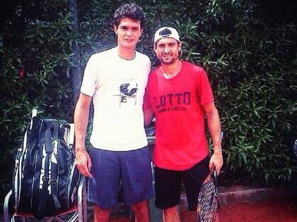 Juan Pablo Ficovich con David Ferrer, en 2014, antes de la final del ATP de Buenos Aires: el joven argentino fue sparring del español, que terminaría ganado el título.