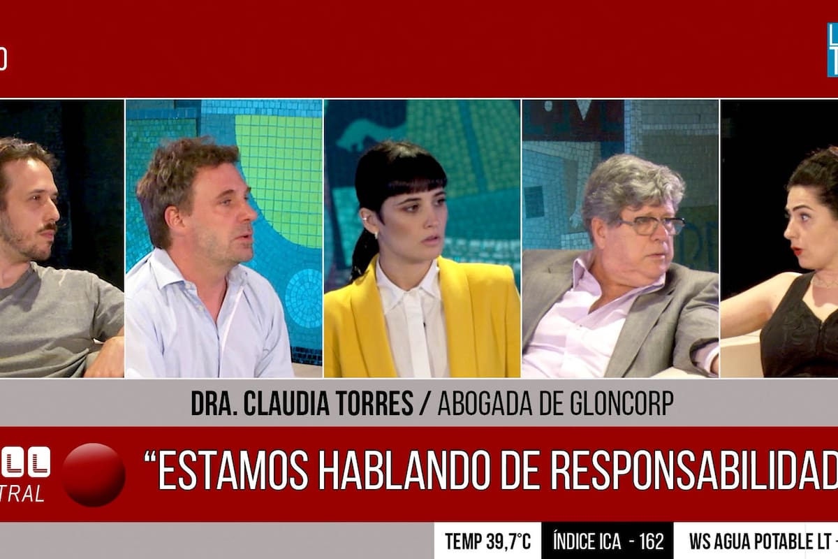 Juan Pablo Galimberti, Nelson Rueda, Florencia Torrente, Guillermo Aragonés y Vicky Almeida, en Esto no está pasando, formateados como en un noticiero