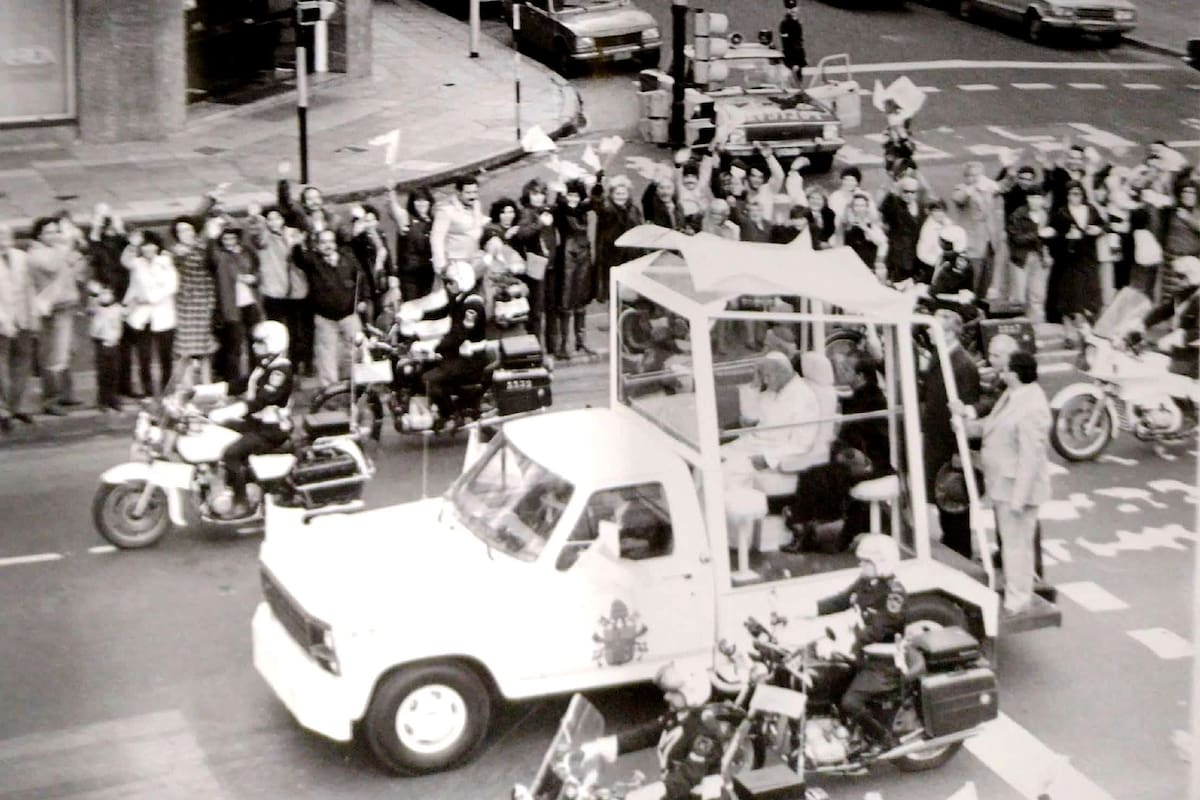 Juan Pablo II en el papamóvil, en la esquina de Alem y Tucumán en 1982