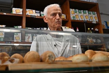 Juan Pablo II pedía doble ración de pan los sábados para que la familia Arrigoni pudiese descansar los domingos. "Siempre pedía cinco ciriola (un panecillo alargado) y cinco bignè (un panecillo redondo sin miga)", cuenta Angelo. (Photo by Andreas SOLARO / AFP)