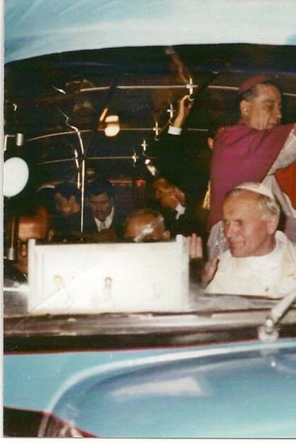 Juan Pablo II pidió no viajar en un coche cerrado porque quería estar "más cerca de la gente". Los organizadores pusieron un colectivo a su disposición.