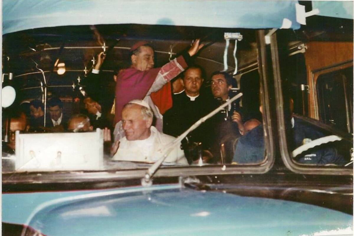 Juan Pablo II pidió no viajar en un coche cerrado porque quería estar "más cerca de la gente". Los organizadores pusieron un colectivo a su disposición.