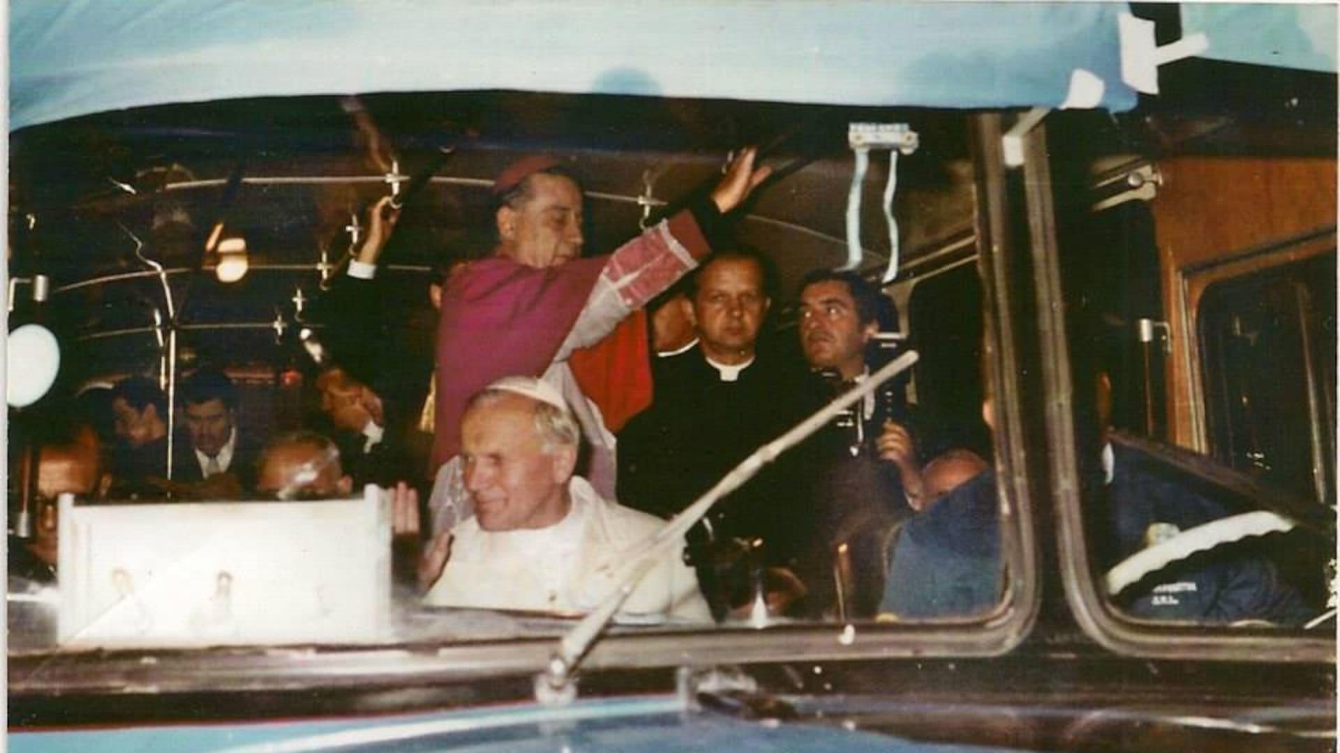 Juan Pablo II pidió no viajar en un coche cerrado porque quería estar "más cerca de la gente". Los organizadores pusieron un colectivo a su disposición.