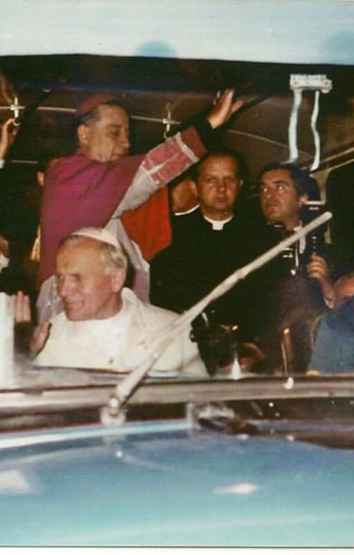 Juan Pablo II pidió no viajar en un coche cerrado porque quería estar "más cerca de la gente". Los organizadores pusieron un colectivo a su disposición.