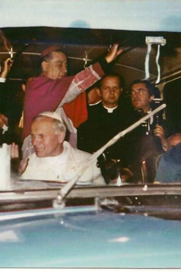 Juan Pablo II pidió no viajar en un coche cerrado porque quería estar "más cerca de la gente". Los organizadores pusieron un colectivo a su disposición.
