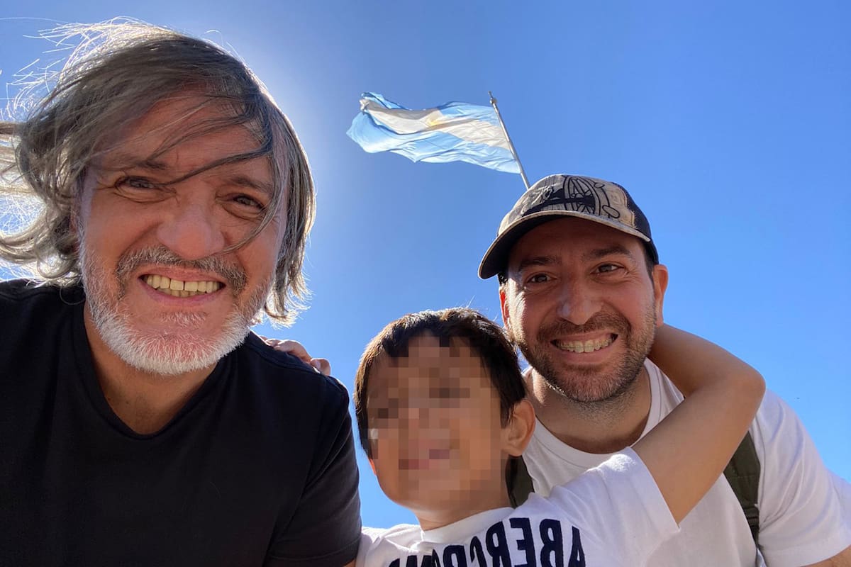 Juan Pablo, junto a sus padres, Leonardo Polti e Ignacio Santalla