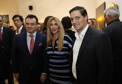 Juan Pablo Maglier, Amalia Amoedo y Juan Martín Bulgheroni, de Fundación Policía Federal Argentina. La institución abastece al Hospital Churruca Visca con equipos de alta complejidad