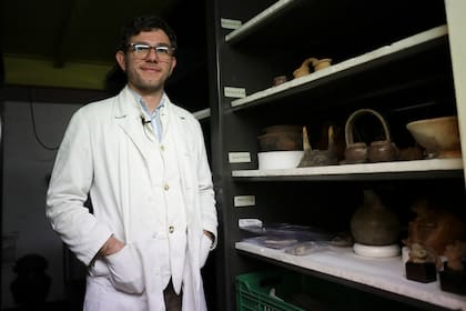 Juan Pablo Ospina, coordinador del grupo de antropología en el ICANH, no obstante destaca que en el gobierno actual las repatriaciones han sido "exitosas" porque el avión presidencial ha estado "en plena disposición" para traer piezas "embaladas y resguardadas de manera adecuada en esos viajes"
